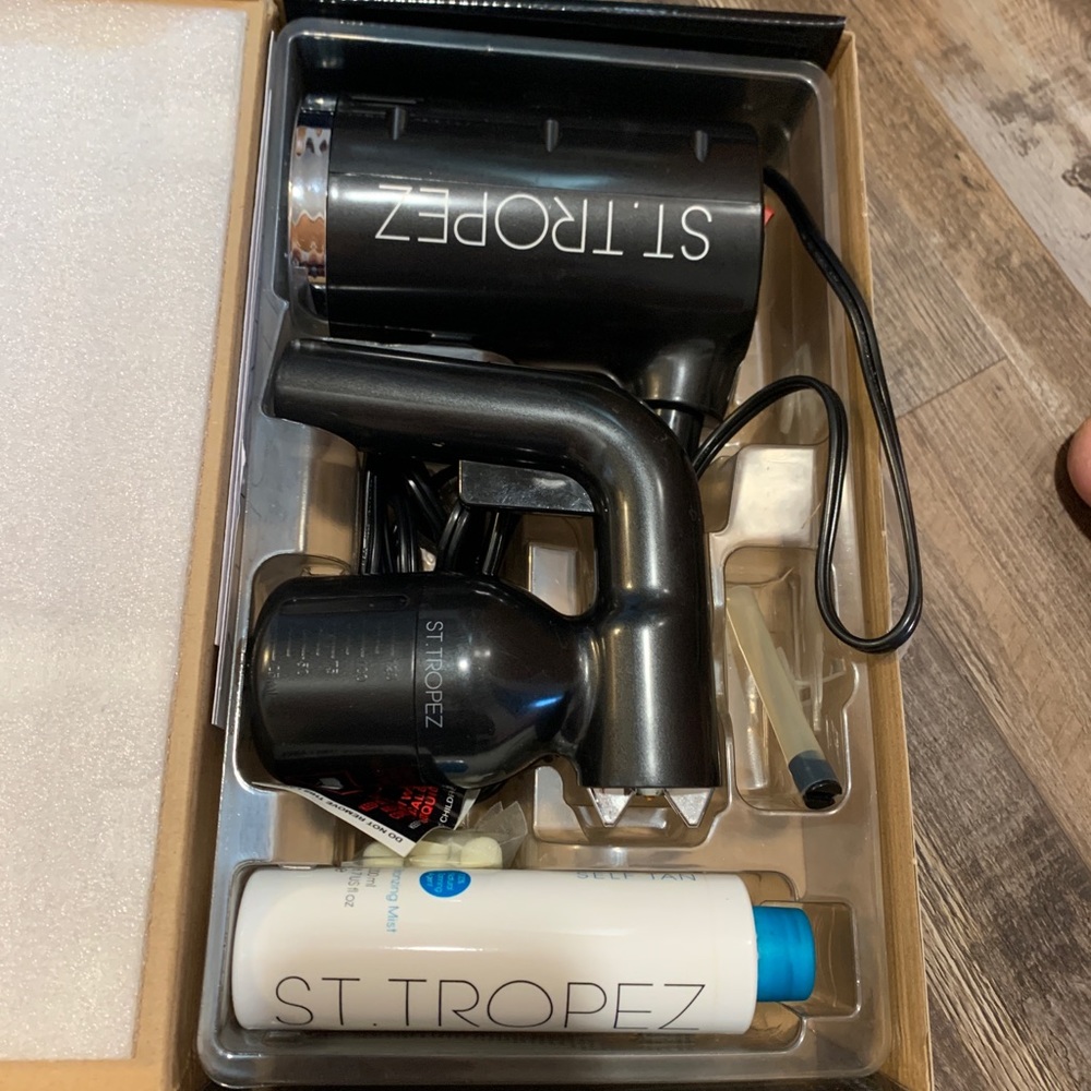 ST. TROPEZ spray tan gun with solution.  Used once